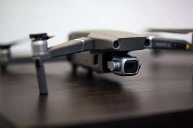 ahşap yüzeyde dronun görünümü kadar kapatın 