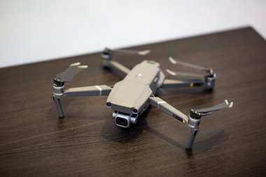 ahşap yüzeyde dronun görünümü kadar kapatın 