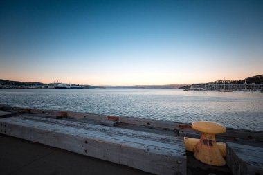 21 Ekim 2017 Lonodon, İngiltere'de. Banliyö ve kasaba evleri küçük nehir karşı