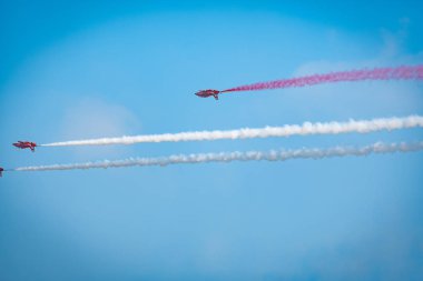 Açık mavi gökyüzü, Aero gösterisi sırasında gündüz