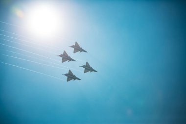 Açık mavi gökyüzü, Aero gösterisi sırasında gündüz