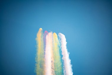 Açık mavi gökyüzü, Aero gösterisi sırasında gündüz