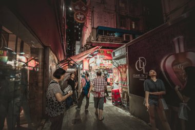 10 Ağustos 2017 - Tsim Sha Tsui, Hong Kong: Geceleri insan kalabalığı ile sokak görmek 