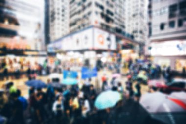 10 Ağustos 2017 - Tsim Sha Tsui, Hong Kong: İnsan kalabalığı ile sokak görmek 