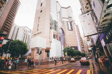 19 Kasım, 2016 - Tsim Sha Tsui, Hong Kong: Hong Kong ünlü Nathan Road'da Cumartesi Kasım, 2016 sokak görünümü.