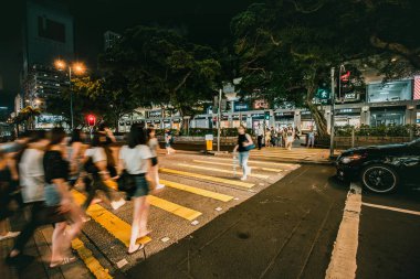 10 Ağustos 2017 - Tsim Sha Tsui, Hong Kong: İnsan kalabalığı ile sokak görmek