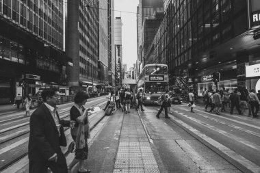 Siyah beyaz görüntü kalabalık Hong Kong sokakların 