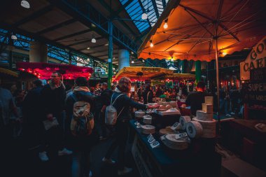 21 Ekim 2017 - Kings Cross Station, Londra: İç ve dış görünümü Kings Cross İstasyonu ve Londra, İngiltere'de alışveriş