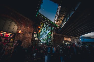21 Ekim 2017 - Kings Cross Station, Londra: İç ve dış görünümü Kings Cross İstasyonu ve Londra, İngiltere'de alışveriş
