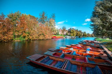 21 Ekim 2017 Lonodon, İngiltere'de. Banliyö ve kasaba evleri küçük nehir karşı