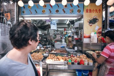 Arazi ve binalar gündüz sırasında. Hong Kong 