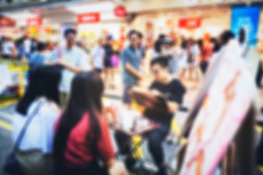 Evler ve dükkanlar, 19 Kasım, 2016 - Tsim Sha Tsui, Hong Kong ile kalabalık sokak 