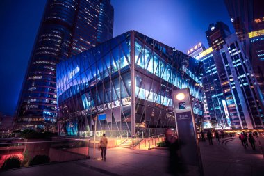 10 Ağustos 2017 - Hong Kong: Geceleri insan kalabalığı ile sokak görmek 