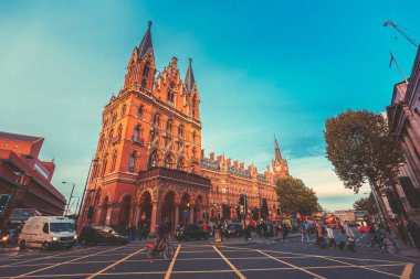 10 Ağustos 2017 - Hong Kong: İnsan kalabalığı ile sokak görmek 