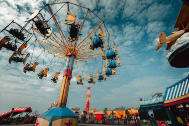 Hong Kong - 29 Kasım 2018, eğlence parkı ile carousels gündüz sırasında
