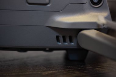 ahşap yüzeyde dronun görünümü kadar kapatın 