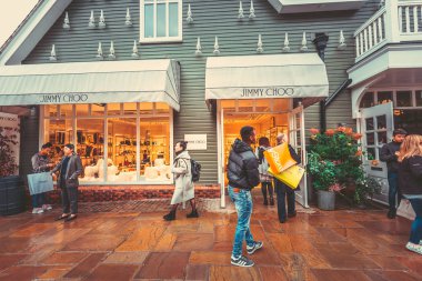 Bicester Village sırasında gündüz, Oxfordshire, İngiltere