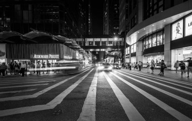 Street insanlar ve taşıma sırasında gündüz, Hong Kong, siyah beyaz resim 
