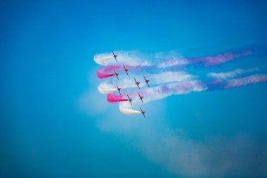 Açık mavi gökyüzü, Aero gösterisi sırasında gündüz