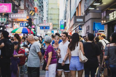 Evler ve dükkanlar, 19 Kasım, 2016 - Tsim Sha Tsui, Hong Kong ile kalabalık sokak 