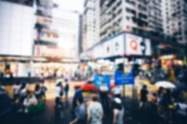 10 Ağustos 2017 - Tsim Sha Tsui, Hong Kong: İnsan kalabalığı ile sokak görmek 