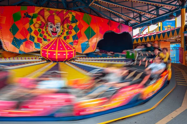 Hong Kong - 29 Kasım 2018, eğlence parkı ile carousels gündüz sırasında