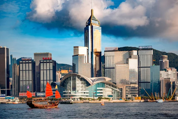 Reizen Azië Hong Kong China Stadszicht Van Wolkenkrabbers Tegen Water — Stockfoto