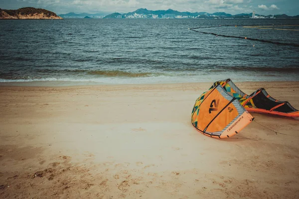 Sandstrand Mit Festgemachten Booten Und Gebäude Hintergrund Hong Kong — Stockfoto