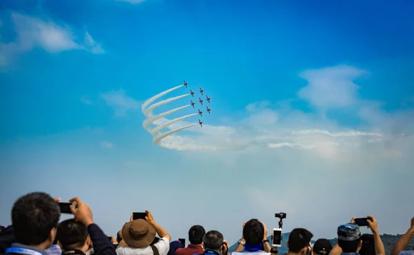 Açık Mavi Gökyüzü Aero Gösterisi Sırasında Gündüz — Stok fotoğraf