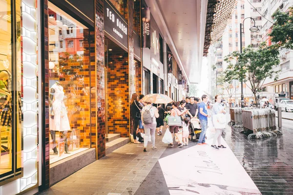 2016 尖沙咀 香港著名的弥敦道在星期六 Nov 2016年街景 — 图库照片