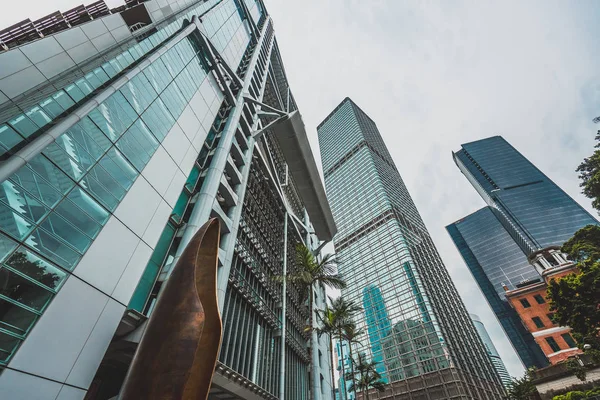 香港白天有人员和交通工具的现代街道 — 图库照片