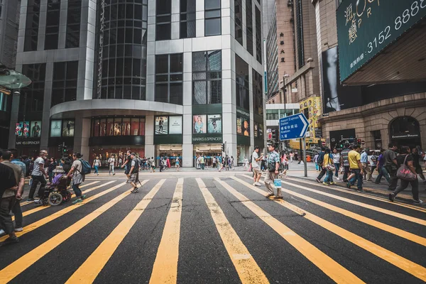 Rua Moderna Com Pessoas Transporte Durante Dia Hong Kong — Fotografia de Stock