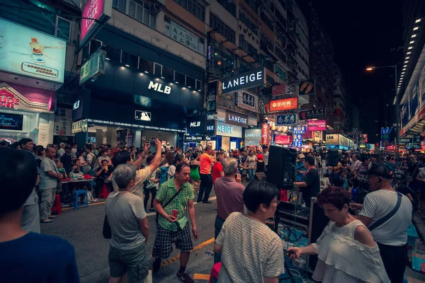 住宅やお店 2016 尖沙咀 香港で混雑した通り — ストック写真