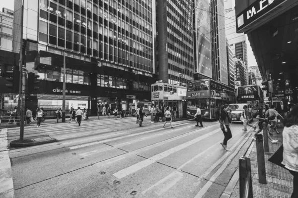 Siyah beyaz görüntü kalabalık Hong Kong sokakların 