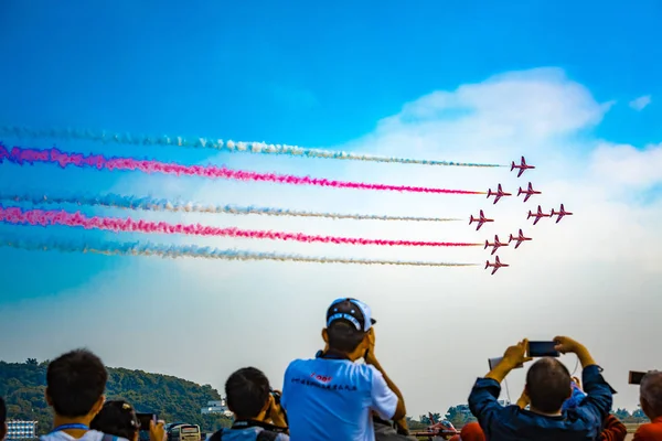 昼間は青空でエアロを — ストック写真