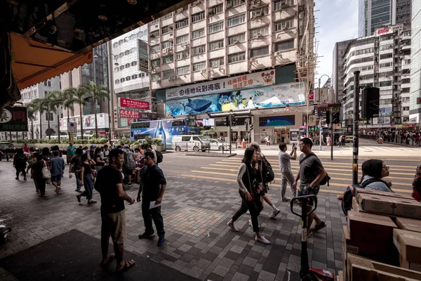 Rua Com Pedestres Palmeiras Durante Dia Hong Kong — Fotografia de Stock