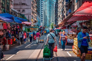 10 Ağustos 2017 - Tsim Sha Tsui, Hong Kong: İnsan kalabalığı ile sokak görmek