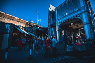 21 Ekim 2017 - Kings Cross Station, Londra: İç ve dış görünümü Kings Cross İstasyonu ve Londra, İngiltere'de alışveriş