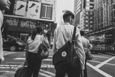 Siyah beyaz görüntü kalabalık Hong Kong sokakların 