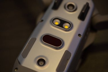 ahşap yüzeyde dronun görünümü kadar kapatın 