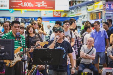 Evler ve dükkanlar, 19 Kasım, 2016 - Tsim Sha Tsui, Hong Kong ile kalabalık sokak 