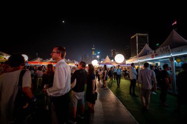 Hong Kong, Çin - 26 Ekim 2018: Hong Kong şarap ve Dine Festivali 10th edition, insanlar yiyecek, içecek ve eğlence hemen yanında çarpıcı Victoria Limanı manzarası keyfini çıkarın.