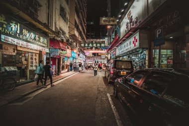 10 Ağustos 2017 - Tsim Sha Tsui, Hong Kong: Geceleri insan kalabalığı ile sokak görmek 