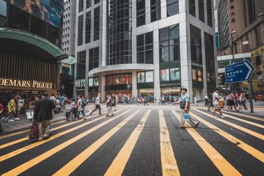 İnsanlar ve taşıma sırasında gündüz, Hong Kong ile modern sokak