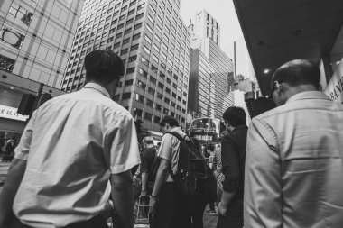 Siyah beyaz görüntü kalabalık Hong Kong sokakların 