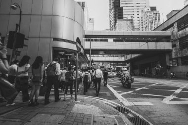 Siyah beyaz görüntü kalabalık Hong Kong sokakların 