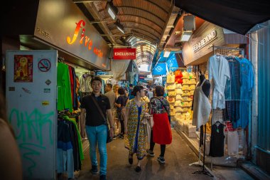 Stanley, Hong Kong - 04 Kasım 2018: ziyaret ettikleri Hong Kong Stanley Market görünümü ve ana cadde, turistler için gerekir-go yerlerden biri olmasıdır