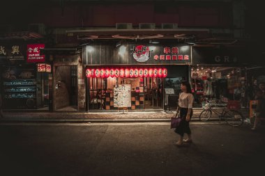 10 Ağustos 2017 - Tsim Sha Tsui, Hong Kong: Geceleri insan kalabalığı ile sokak görmek 