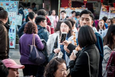 Yayalar ve dükkanlar sırasında gündüz, Hong Kong