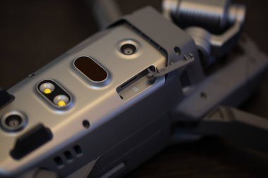 ahşap yüzeyde dronun görünümü kadar kapatın 